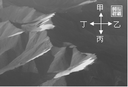 某旅客于2013年8月中旬乘坐18:30起飞的飞机,从西安飞往乌鲁木齐,下图为该旅客途经祁连山时拍下的照片,请回答下列各题。小题1:此时飞机的飞行方向是图中的A 某旅客于2013年8月中旬乘坐18:30起飞的飞机,从西安飞往乌鲁木齐,下图为该旅客途经祁连山时拍下的照片,请回答下列各题。小题1:此时飞机的飞行方向是图中的A