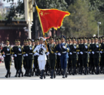 关于国庆60周年大阅兵场景如图所示,下列说法正确的是( )A.旗手帽子上的军徽熠熠发光,因为军徽是光源B.整个队列整齐划一,观众是通过光的折射来判断的C.解放军 关于国庆60周年大阅兵场景如图所示,下列说法正确的是( )A.旗手帽子上的军徽熠熠发光,因为军徽是光源B.整个队列整齐划一,观众是通过光的折射来判断的C.解放军