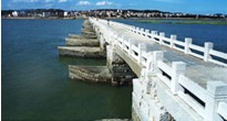 “从桥头的古榕步向北岸,从蔡公祠步向蔡公石像,一脚踏上了北宋年间。”这是台湾著名诗人余光中返回家乡泉州,参观我国古代第一座梁式跨海大石桥以 “从桥头的古榕步向北岸,从蔡公祠步向蔡公石像,一脚踏上了北宋年间。”这是台湾著名诗人余光中返回家乡泉州,参观我国古代第一座梁式跨海大石桥以