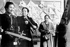 右图为1942年宋氏三姐妹参加重庆市民献机报国仪式。1941年,中国航空建设协会向全国推广“一元献机运动”。张治中给全国国民兵团第一次献机仪式写下如此标语:“立 右图为1942年宋氏三姐妹参加重庆市民献机报国仪式。1941年,中国航空建设协会向全国推广“一元献机运动”。张治中给全国国民兵团第一次献机仪式写下如此标语:“立