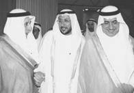 在非洲北部和亚洲西部的阿拉伯人,总是带着头巾,身穿宽大的白色长袍,骑骆驼出行,读图回答问题小题1:颜色多为白色是为了( )A、便于洗涤 B、便于识别C、易于反射 在非洲北部和亚洲西部的阿拉伯人,总是带着头巾,身穿宽大的白色长袍,骑骆驼出行,读图回答问题小题1:颜色多为白色是为了( )A、便于洗涤 B、便于识别C、易于反射