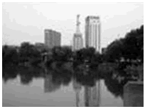 风景旖旎的镜湖,各式现代建筑环湖矗立,充满时代气息.如图所示,建筑物在湖中的“倒影”是由光的_______所形成的_______(选填“实像”或 “ 风景旖旎的镜湖,各式现代建筑环湖矗立,充满时代气息.如图所示,建筑物在湖中的“倒影”是由光的_______所形成的_______(选填“实像”或 “