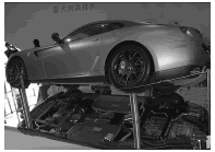 上海世博会上,意大利展馆展放着一辆新型小轿车,为了让参观者能清楚地看到轿车底盘的复杂结构,展览人员巧妙地把轿车倾斜着支撑在大平面镜上,如图所示,这里 上海世博会上,意大利展馆展放着一辆新型小轿车,为了让参观者能清楚地看到轿车底盘的复杂结构,展览人员巧妙地把轿车倾斜着支撑在大平面镜上,如图所示,这里