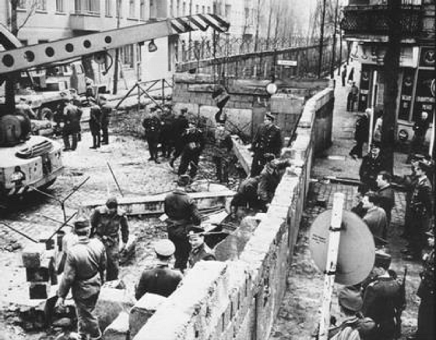 下图反映民主德国政府于1961年开始修建柏林墙,用以阻隔东、西柏林之间的往来。民主德国政府称此墙为“反法西斯防卫墙”,其“反法西斯”的含义应指 下图反映民主德国政府于1961年开始修建柏林墙,用以阻隔东、西柏林之间的往来。民主德国政府称此墙为“反法西斯防卫墙”,其“反法西斯”的含义应指