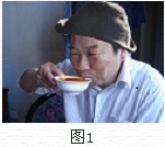 观察与炼字。 “绍兴老酒”是绍兴的一张名片,其饮法值得寻味。请你仔细观察下面两张图片,各用一个最为恰当的一字动词,描述图片中人物的饮酒方式,并简要 观察与炼字。 “绍兴老酒”是绍兴的一张名片,其饮法值得寻味。请你仔细观察下面两张图片,各用一个最为恰当的一字动词,描述图片中人物的饮酒方式,并简要