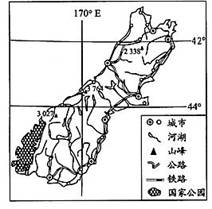 读某著名岛屿相关信息分布示意图,完成下题。小题1:关于该岛的地理特征描述,下列说法正确的是A.该岛地势特点东部高西部低B.该岛降水丰富,空间分布东多西少C.该岛 读某著名岛屿相关信息分布示意图,完成下题。小题1:关于该岛的地理特征描述,下列说法正确的是A.该岛地势特点东部高西部低B.该岛降水丰富,空间分布东多西少C.该岛