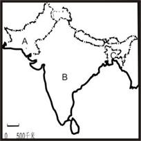 读世界某区域图,回答问题小题1:B国地形自北向南依次是:A.山地、高原、盆地B.山地、平原、高原 C.高原、山地、平原D.山地、平原、盆地小题2:关于A、B 读世界某区域图,回答问题小题1:B国地形自北向南依次是:A.山地、高原、盆地B.山地、平原、高原 C.高原、山地、平原D.山地、平原、盆地小题2:关于A、B
