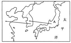 (26分) 读图,图中箭头表示20世纪下半叶本地区产业转移方向。回答下列问题。(1)写出图示范围内板块交界处的类型及板块的名称。(2)A国除了多火山、地 (26分) 读图,图中箭头表示20世纪下半叶本地区产业转移方向。回答下列问题。(1)写出图示范围内板块交界处的类型及板块的名称。(2)A国除了多火山、地