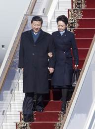 When Peng Liyuan stepped off the plane in Moscow, the whole world wanted to know When Peng Liyuan stepped off the plane in Moscow, the whole world wanted to know