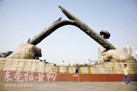 鸦片战争博物馆以一杆折断的烟枪作为标志性建筑物。1839年6月,在广东虎门海滩,一位民族英雄下令销毁了收缴的数百万斤鸦片,取得了禁烟斗争的伟大胜 鸦片战争博物馆以一杆折断的烟枪作为标志性建筑物。1839年6月,在广东虎门海滩,一位民族英雄下令销毁了收缴的数百万斤鸦片,取得了禁烟斗争的伟大胜