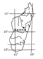读世界上某岛国位置示意图,回问题。小题1:该国首都塔那那利佛与R河河口的距离约为A.280千米B.380千米C.480千米D.580千米小题2:在该国东部a 读世界上某岛国位置示意图,回问题。小题1:该国首都塔那那利佛与R河河口的距离约为A.280千米B.380千米C.480千米D.580千米小题2:在该国东部a