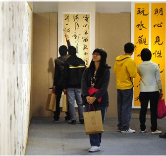 材料一:2008年4月12日,哈尔滨市举行了“书法艺术进校园--延兴小学现场会”,市委常委、宣传部长朴逸观看了延兴小学学生的书法展示。据了解,新课改 材料一:2008年4月12日,哈尔滨市举行了“书法艺术进校园--延兴小学现场会”,市委常委、宣传部长朴逸观看了延兴小学学生的书法展示。据了解,新课改