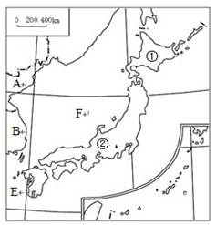 读下边的日本图,回答下列问题。大岛:① ,②;邻国:A,B;海:E,F。日本的工业集中分布在_____沿岸和______沿岸。 读下边的日本图,回答下列问题。大岛:① ,②;邻国:A,B;海:E,F。日本的工业集中分布在_____沿岸和______沿岸。