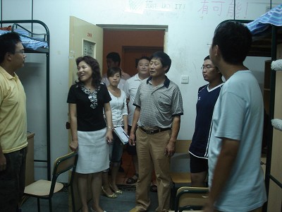 吉利大学信息工程学院学院领导走访慰问新生 吉利大学信息工程学院学院领导走访慰问新生