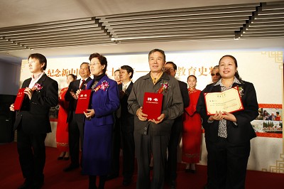 吉利大学蒋国华教授受聘市教育博物馆工作顾问 吉利大学蒋国华教授受聘市教育博物馆工作顾问