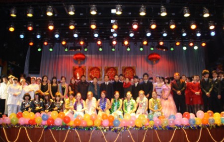 元旦晚会隆重举行 poppoio.jpg