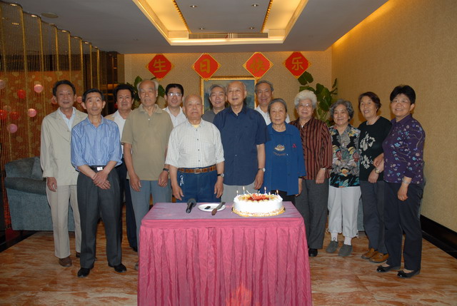 集体生日话和谐 其乐融融情满堂