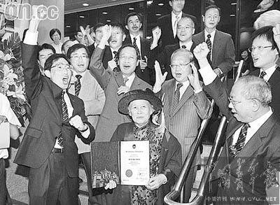82岁老太太获香港大学荣誉院士 82岁老太太获香港大学荣誉院士