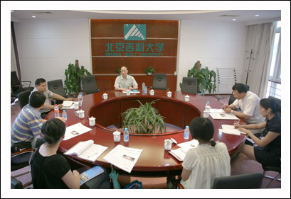江校长接受采访时指出吉利办学思想明确、目标定位清晰 江校长接受采访时指出吉利办学思想明确、目标定位清晰