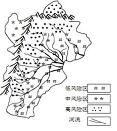下图为京津冀地区泥石流灾害风险等级分布示意图。据图,回答下列问题。指出该地泥石流灾害高风险区的空间分布特点,并分析其自然原因。( 下图为京津冀地区泥石流灾害风险等级分布示意图。据图,回答下列问题。指出该地泥石流灾害高风险区的空间分布特点,并分析其自然原因。(