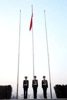 红旗招展迎来吉利大学首日评估 红旗招展迎来吉利大学首日评估