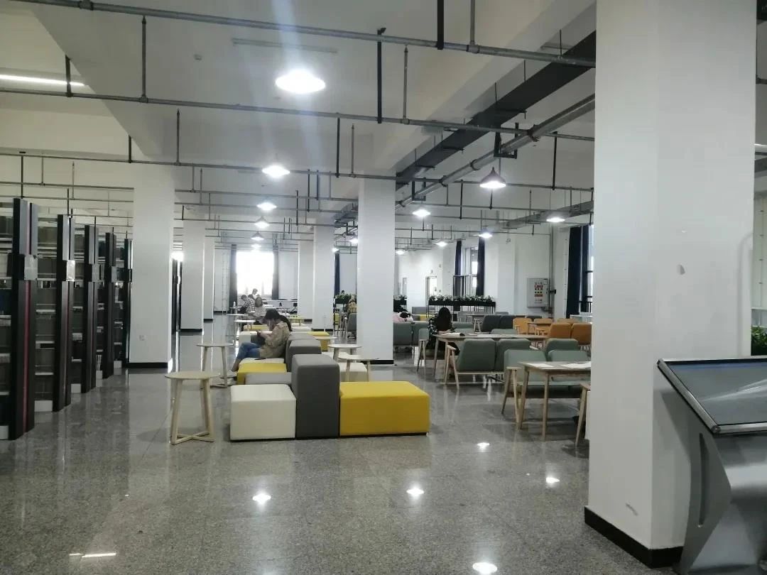 大连工业大学艺术与信息工程学院环境怎么样? 大连工业大学艺术与信息工程学院图书馆
