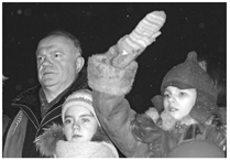 下图是纪念十月革命中的一个镜头,老人和孩子的脸上流露出对十月革命的深切崇敬,其最主要的原因是A.俄罗斯人对十月革命思想认识达成统一B.俄罗斯要回归社会主义现代化 下图是纪念十月革命中的一个镜头,老人和孩子的脸上流露出对十月革命的深切崇敬,其最主要的原因是A.俄罗斯人对十月革命思想认识达成统一B.俄罗斯要回归社会主义现代化