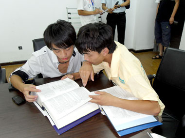 吉利大学法政学院组织新生游览校园 吉利大学法政学院组织新生游览校园