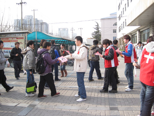 城市学院开展校园防艾宣传活动 城市学院开展校园防艾宣传活动