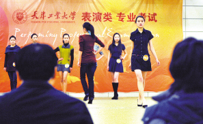 天津工大首招平面模特 169名女孩竞逐20个名额