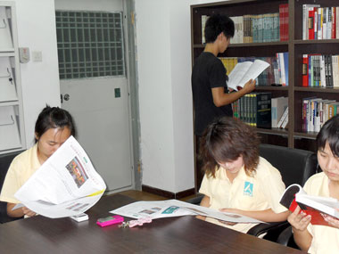 吉利大学法政学院组织新生游览校园 吉利大学法政学院组织新生游览校园