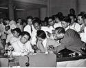 阅读下列材料,回答问题:材料一:周恩来在1954年日内瓦国际会议上。图一图二材料二:中国派出了 阅读下列材料,回答问题:材料一:周恩来在1954年日内瓦国际会议上。图一图二材料二:中国派出了
