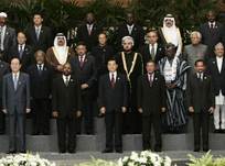 下图为2005年4月,胡锦涛主席应邀出席亚非峰会并与各国领导人合影。这次亚非峰会的前身是A.巴黎和会B.旧金山制宪会议C.万隆会议D.不结盟运动 下图为2005年4月,胡锦涛主席应邀出席亚非峰会并与各国领导人合影。这次亚非峰会的前身是A.巴黎和会B.旧金山制宪会议C.万隆会议D.不结盟运动