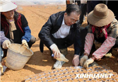 材料一:2010年3月19日至21日,国务院总理温家宝到云南省曲靖市,深入旱灾严重的地区,看望慰问受灾群众,指导抗旱救灾工作。材料二:2010年8月 材料一:2010年3月19日至21日,国务院总理温家宝到云南省曲靖市,深入旱灾严重的地区,看望慰问受灾群众,指导抗旱救灾工作。材料二:2010年8月