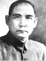 下图的历史人物曾建立了我国第一个全国规模的统一的资产阶级革命政党,被称为“中国民主革命的伟大先行者”。请你说说与其相关的史实。( 下图的历史人物曾建立了我国第一个全国规模的统一的资产阶级革命政党,被称为“中国民主革命的伟大先行者”。请你说说与其相关的史实。(