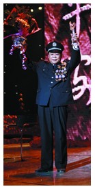 获得“感动中国2006年度人物”荣誉称号的排爆专家王百姓,在10年时间里,亲手排除各类炸弹1.5万枚。他有着普通人的情感:眷恋家人、恐惧死亡。但他还是一次 获得“感动中国2006年度人物”荣誉称号的排爆专家王百姓,在10年时间里,亲手排除各类炸弹1.5万枚。他有着普通人的情感:眷恋家人、恐惧死亡。但他还是一次
