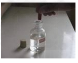 小明从实验室里拿出一瓶密封保存良好的氢氧化钠溶液,下图所示,反复练习吸取该液体操作。(1)请根据图示信息推理、纠正该同学的错误操 小明从实验室里拿出一瓶密封保存良好的氢氧化钠溶液,下图所示,反复练习吸取该液体操作。(1)请根据图示信息推理、纠正该同学的错误操