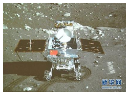 “嫦娥三号”探测器携带“玉兔号”月球车于2013年12月14日成功落月。回答下列各题。小题1:“玉兔号”设计寿命3个月,工作动力依靠太阳能,夜晚无法工作,它在月 “嫦娥三号”探测器携带“玉兔号”月球车于2013年12月14日成功落月。回答下列各题。小题1:“玉兔号”设计寿命3个月,工作动力依靠太阳能,夜晚无法工作,它在月