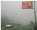如图所示的各种自然现象的形成过程,属于熔化的是A.春天里冰雪消融B.夏天早晨花草上的露水C.深秋的早晨大雾弥漫D.初冬的早晨霜打枝头 魔方格