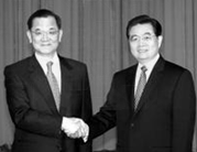 阅读材料,回答问题:材料一2005年4月29日15时,人民大会堂北大厅,中国共产党总书记胡锦涛与中国国民党主席连战的手紧紧握在一起。随后,双 阅读材料,回答问题:材料一2005年4月29日15时,人民大会堂北大厅,中国共产党总书记胡锦涛与中国国民党主席连战的手紧紧握在一起。随后,双