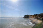 阅读理解。 There's no better place to be than beside the seaside in the summer. 阅读理解。 There's no better place to be than beside the seaside in the summer.