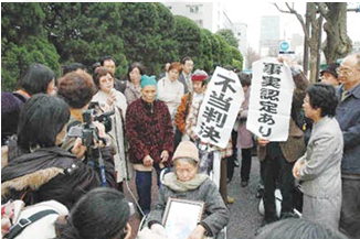 阅读下列材料:材料一:1937年12月,大约有1万名年龄在13一30岁的中国人被带出南京城到靠近轮渡码头的长江边,在那里日本人用野战炮,手榴弹,机关 阅读下列材料:材料一:1937年12月,大约有1万名年龄在13一30岁的中国人被带出南京城到靠近轮渡码头的长江边,在那里日本人用野战炮,手榴弹,机关