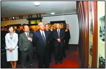 阅读下列材料:材料一:“中国国民党主席吴伯雄率领的中国国民党大陆访问团,于2009年5月27日至29日在重庆参观访问。这是访问团此行大陆的第二站。” 阅读下列材料:材料一:“中国国民党主席吴伯雄率领的中国国民党大陆访问团,于2009年5月27日至29日在重庆参观访问。这是访问团此行大陆的第二站。”