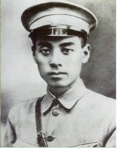 观察下面图片,结合所学知识回答问题:上图中的人物是谁?__________________________________ 观察下面图片,结合所学知识回答问题:上图中的人物是谁?__________________________________
