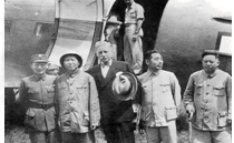 看图回答问题:图一图二图一反映的是什么历史事件?图中的人物代表共产党除王若飞,还有哪两个?结果签订 看图回答问题:图一图二图一反映的是什么历史事件?图中的人物代表共产党除王若飞,还有哪两个?结果签订