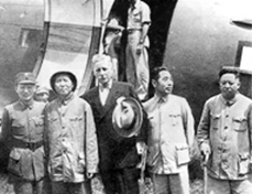 下图是毛泽东、周恩来等赴重庆前在延安机场的合影。请回答:毛泽东为什么要飞抵重庆与国民党谈判?_______________ 下图是毛泽东、周恩来等赴重庆前在延安机场的合影。请回答:毛泽东为什么要飞抵重庆与国民党谈判?_______________