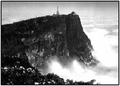 下图是我国亚热带某旅游名山景观照片。该山山顶海拔3 099米,属山地针叶林带。读图回答下列各题。小题1:形成图中构造地貌的地质作用是A.断裂上升B.褶皱弯曲C. 下图是我国亚热带某旅游名山景观照片。该山山顶海拔3 099米,属山地针叶林带。读图回答下列各题。小题1:形成图中构造地貌的地质作用是A.断裂上升B.褶皱弯曲C.