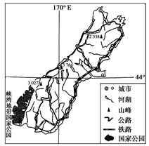 下图所示岛屿面积约为15万 km2。读图,回答小题。小题1:关于该岛屿的自然地理特征,说法正确的是 ( )。①以山地、丘陵为主,主要山脉呈东北—西南走向 ②终 下图所示岛屿面积约为15万 km2。读图,回答小题。小题1:关于该岛屿的自然地理特征,说法正确的是 ( )。①以山地、丘陵为主,主要山脉呈东北—西南走向 ②终