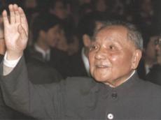 下图反映的是1992年10月19日,邓小平与中共十四大的代表亲切见面的情景,这次会议的突出贡献是A.冲破“两个凡是”的禁锢,成为建设中国特色社会主义新理论的 下图反映的是1992年10月19日,邓小平与中共十四大的代表亲切见面的情景,这次会议的突出贡献是A.冲破“两个凡是”的禁锢,成为建设中国特色社会主义新理论的