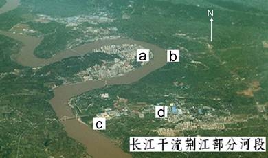 下图为长江干流荆江部分河段,读图完成下列各题。小题1:形成图中“九曲回肠”景象的地质作用主要是A.流水侵蚀、堆积 B.地壳的水平挤压 C.地表断裂凹陷 D.冰川 下图为长江干流荆江部分河段,读图完成下列各题。小题1:形成图中“九曲回肠”景象的地质作用主要是A.流水侵蚀、堆积 B.地壳的水平挤压 C.地表断裂凹陷 D.冰川